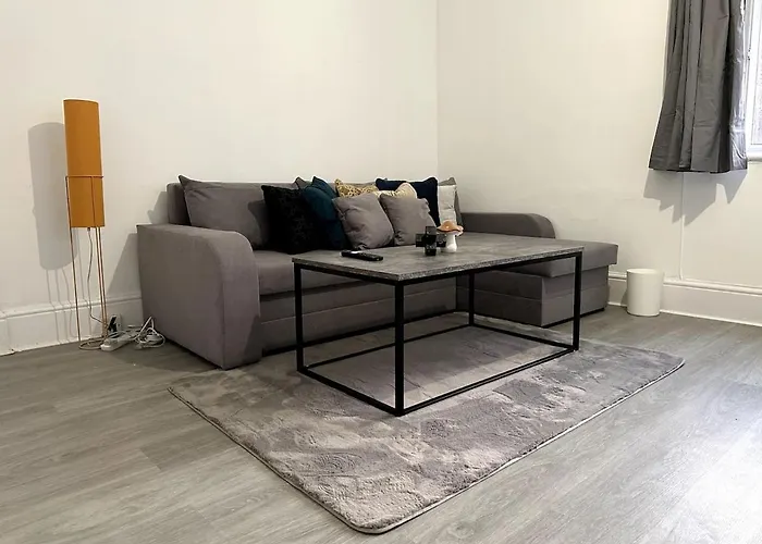Wonderful 2 Bedroom On Tower Bridge