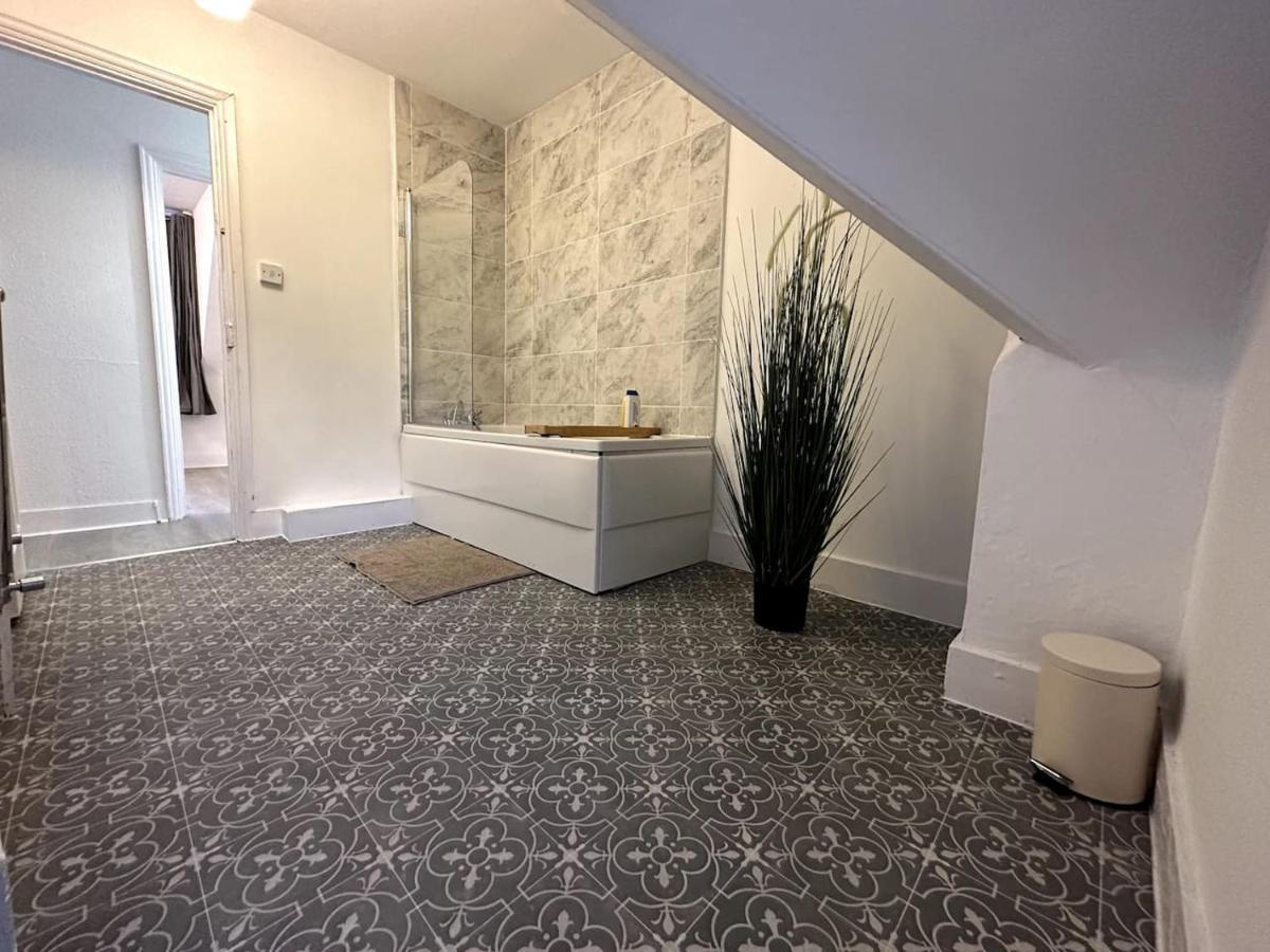 Wonderful 2 Bedroom On Tower Bridge Апартаменты *