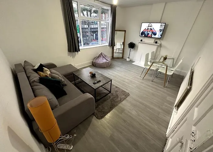 Wonderful 2 Bedroom On Tower Bridge